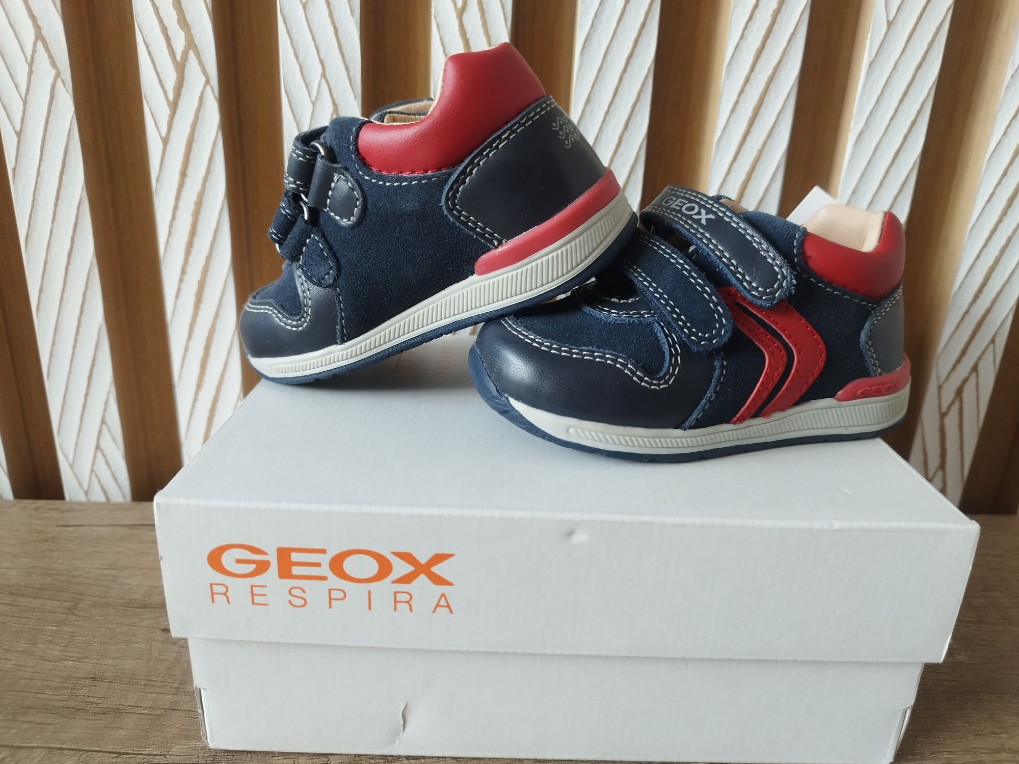 Чисто нови бебешки обувки Geox