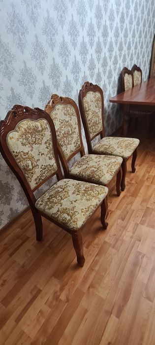 Продаётся стол и стулья