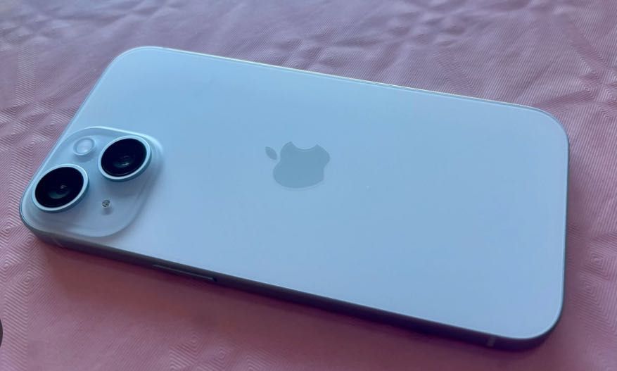 iPhone 15 256G in stare foarte bună