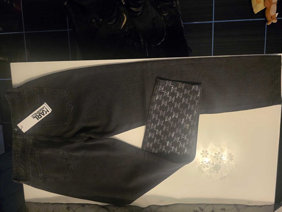 Дънки КARL LAGERFELD с етикет.