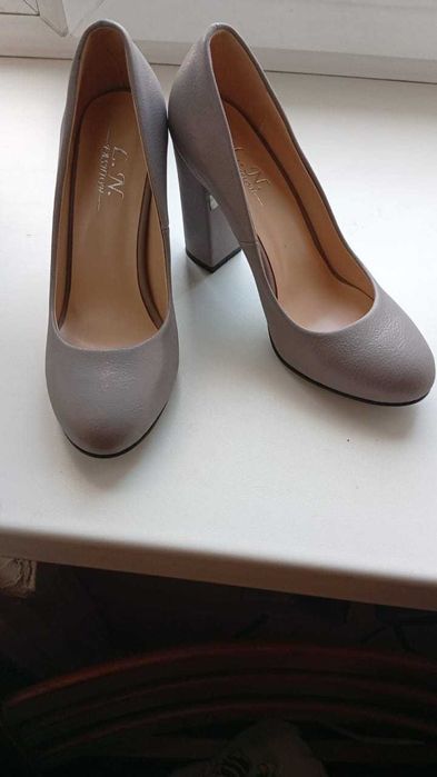 Туфли модельные на каблуках
