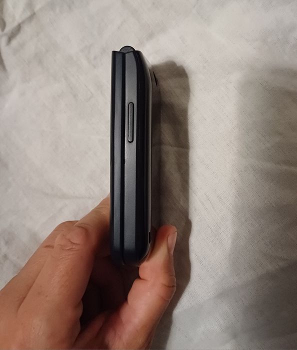 Nokia flip cu taste, căști si încărcător