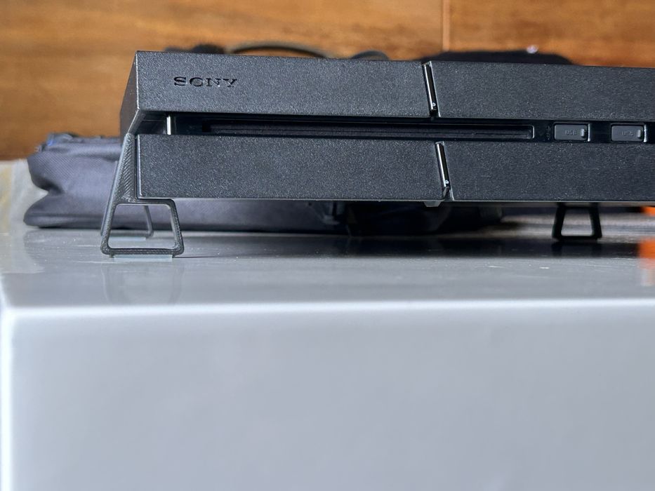 1TB PS4 с 2 контролера, 3 игри и специална чанта