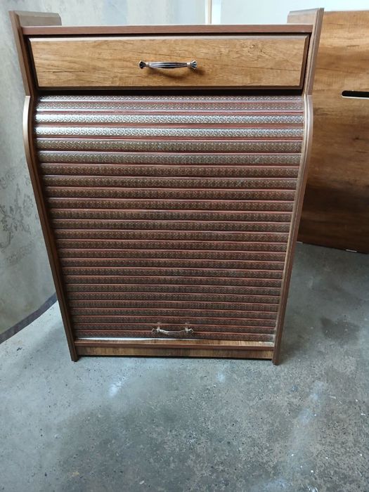 Oyoq kiyimlar uchun javonlar va kiyimlar uchun vishilkalar, prixojka