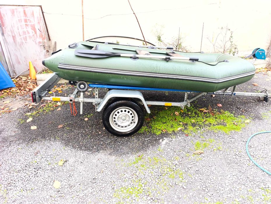 Лидка с колесар двигател и жилетки