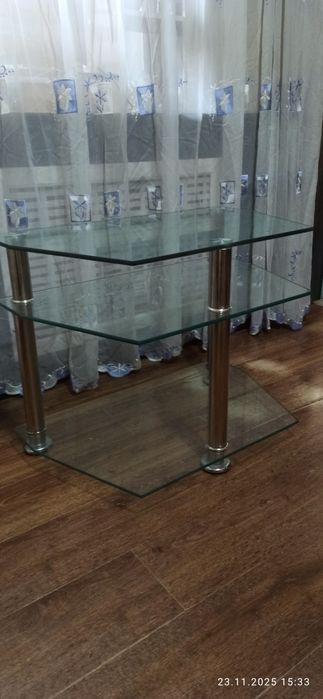 Продаётся столик стеклянный.