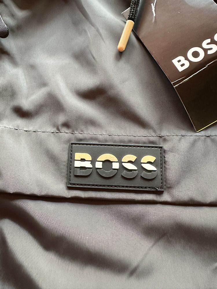 Мъжка,черна,НЕПРОМОКАЕМА ветровка Hugo BOSS с гумирано лого
