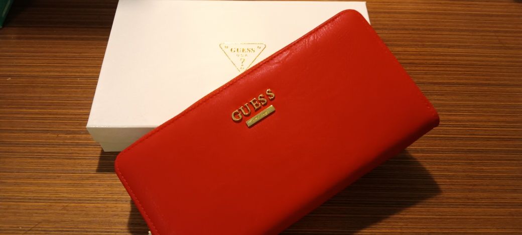 Голямо портмоне  Guess с изчистен дизайн, акцентно метално лого и зако