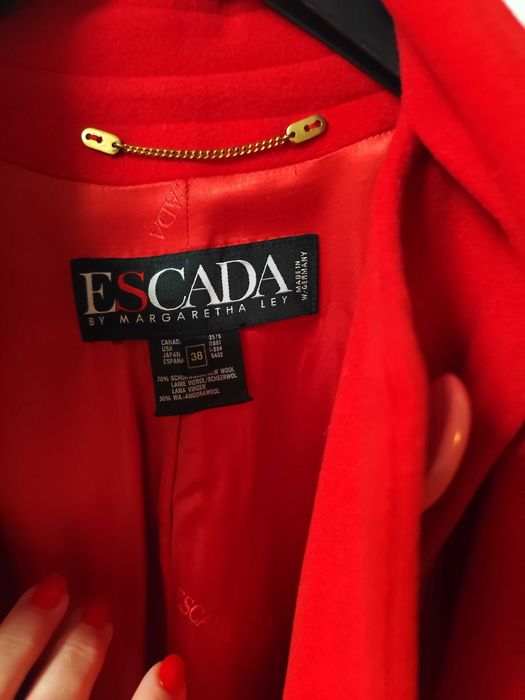 Червена зимна пелерина