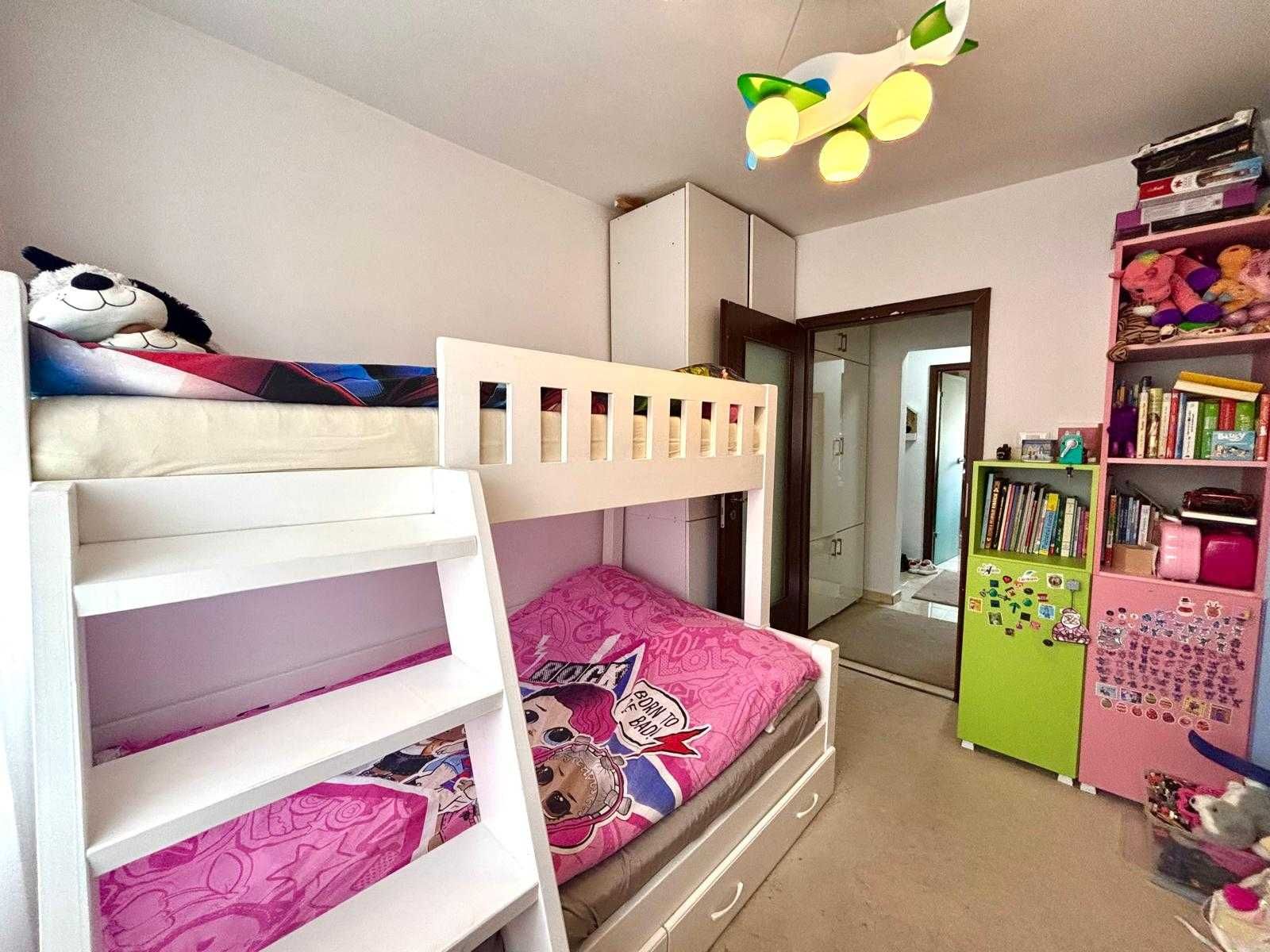 Vand apartament cu 3 camere decomandat, mobilat in zona Shopping City