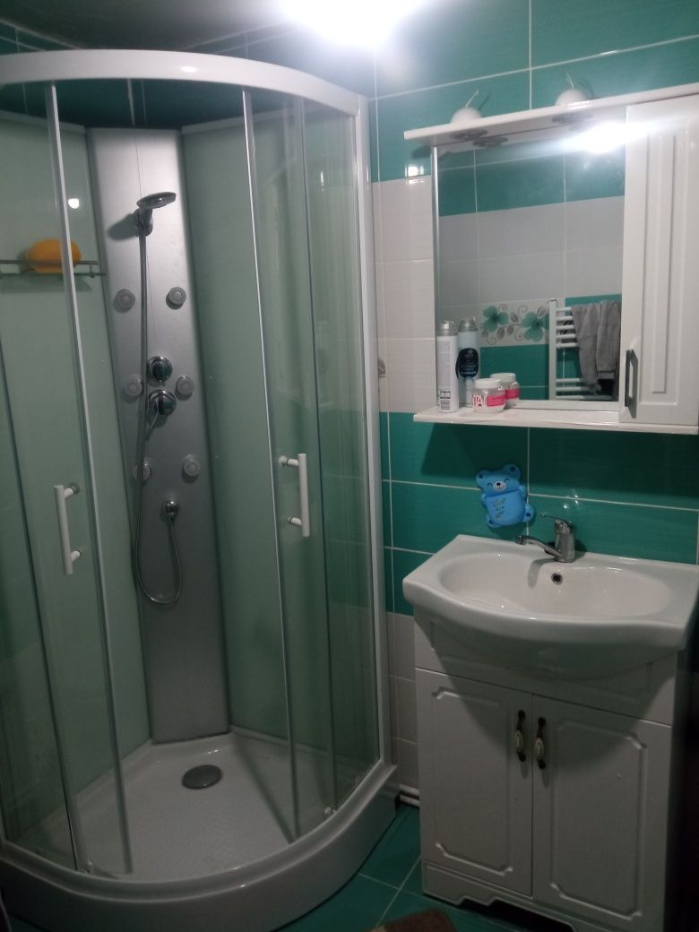 Vând dus și set mobilier de baie mai multe detalii la telefon