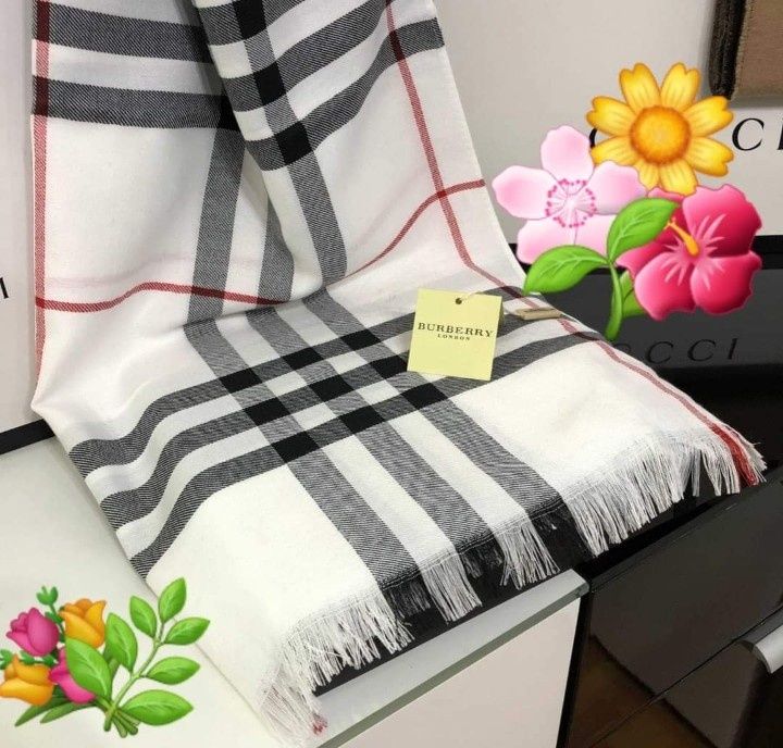 Esarfa Burbbery,logo brodat, model unisex, saculet, etichetă