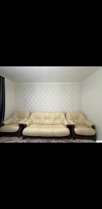 Кожаный диван с  креслам