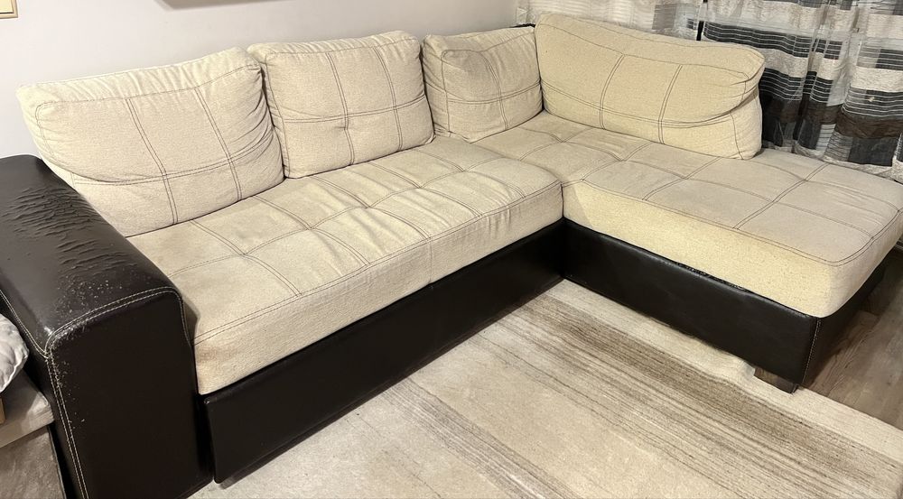 Ъглов бежов диван