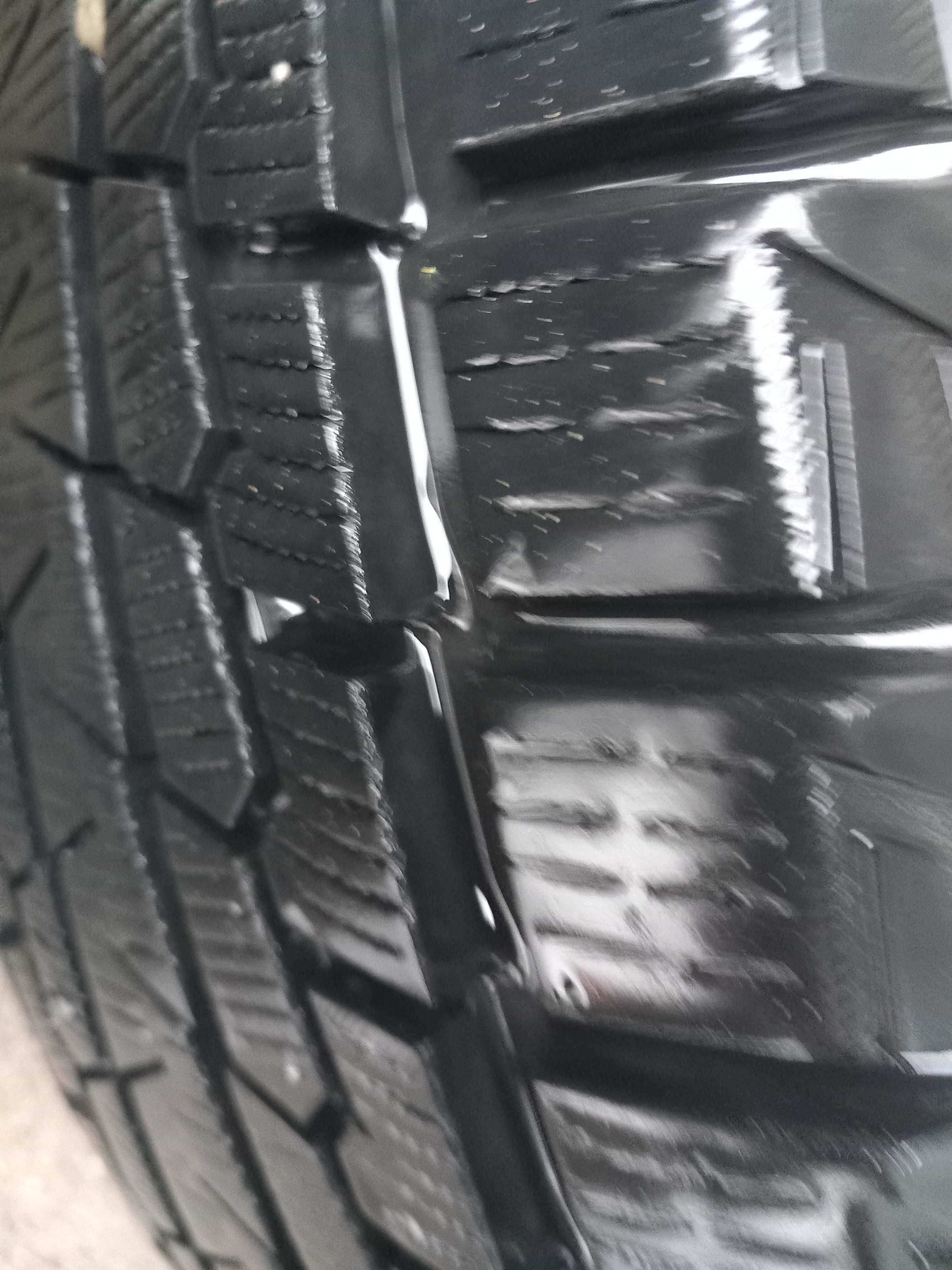 245 / 60 18  Yokohama Ice Guard G075