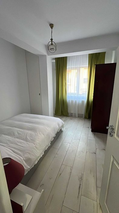 Închiriez apartament 3 camere + 1 loc pt. parcare exterioară