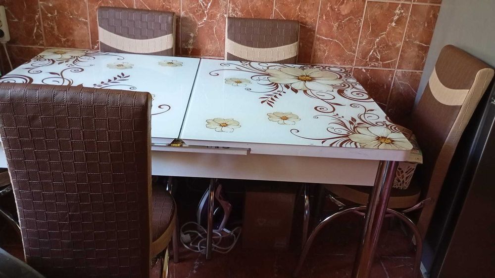 Masa cu sase scaune tapițate