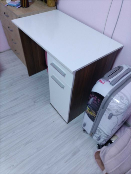 Продавам ученическо бюро
