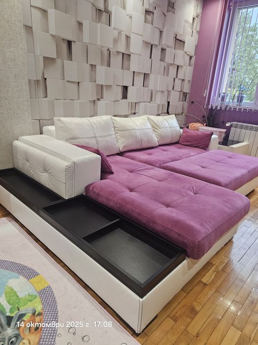 Диван бяла кожа с циклама