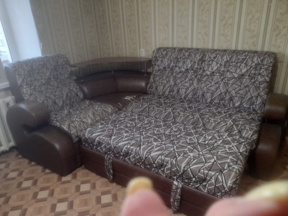 Продам диван угловой б/у