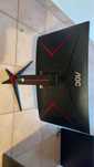Monitor negru curbat 240hz.