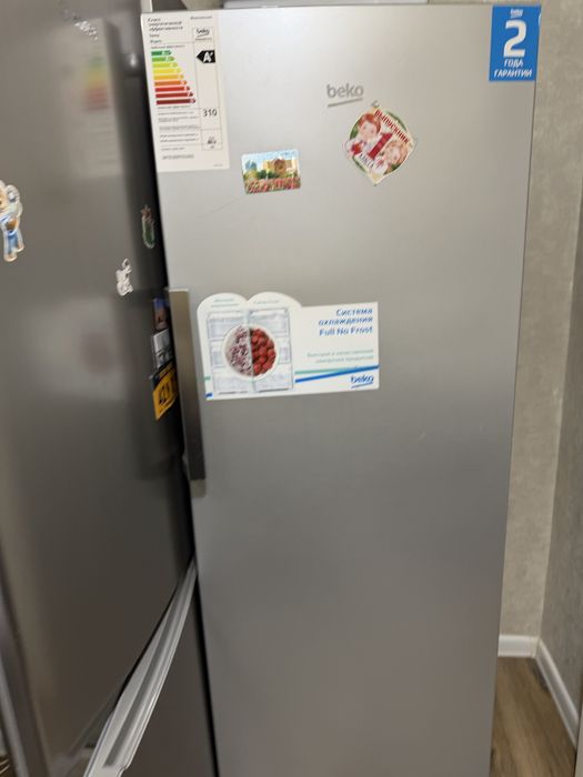 Морозильник вертикальный, рабочий, все отделлы имеются в наличии, б/у