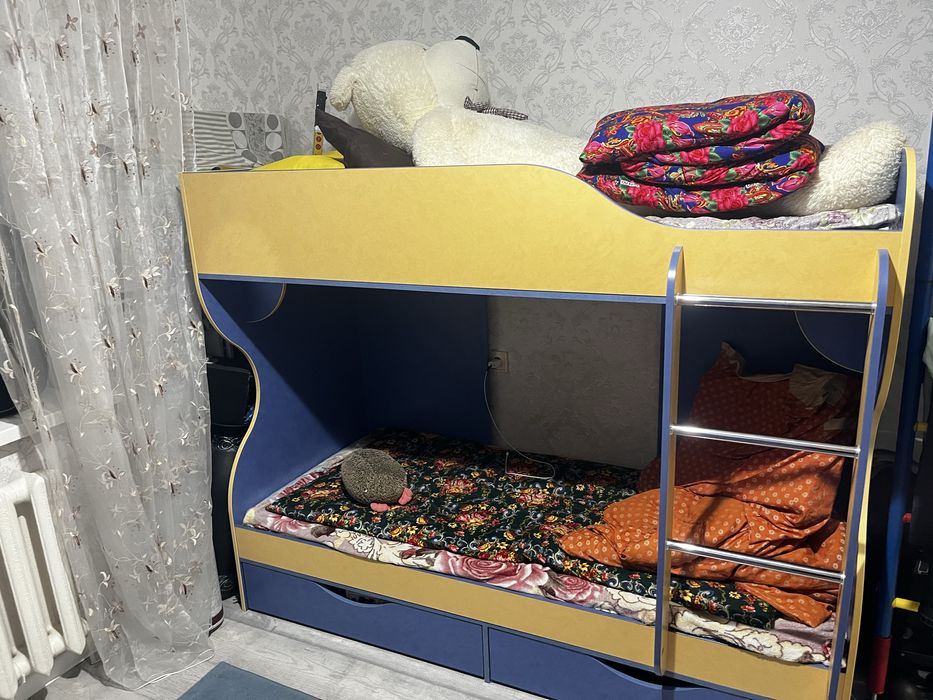 2х этажный кровать,шкаф для одежды,рабочий стол и турник вместе.