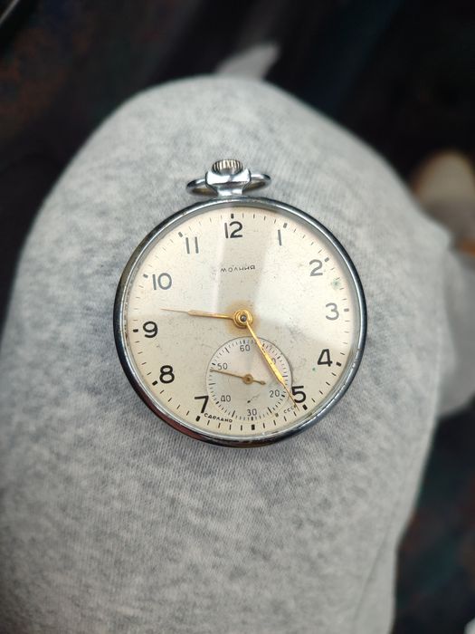 Два броя часовници