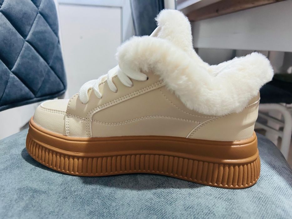 Продам зинию кросовку размер 37 цена 15тыс.