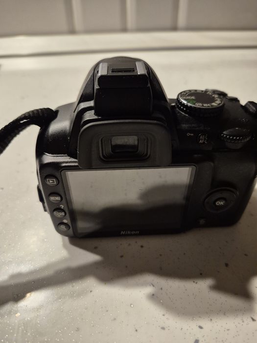Nikon D3000 + obiectiv 18-55mm — ~5.000 cadre, stare excelentă