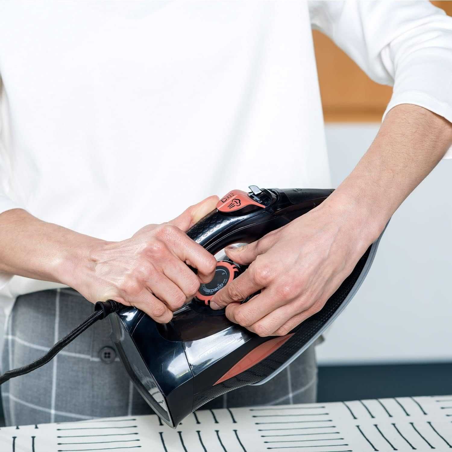 Парна ютия BLACK+DECKER BXIR3000E, 3000W, Керамична повърхност