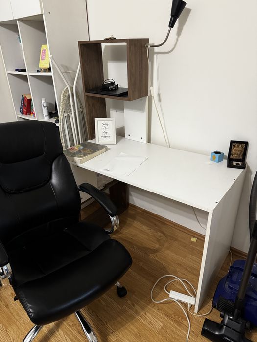 birou și scaun rotativ