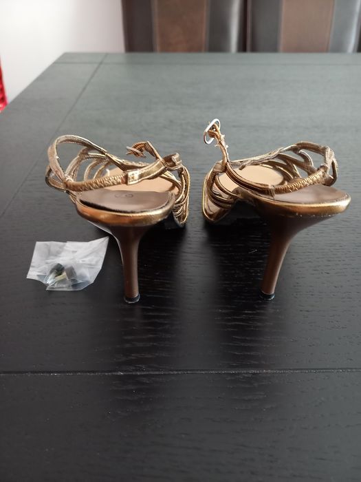 Sandale dame,cu toc,marimea 37. Pret.30 lei.