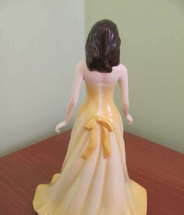 Прекрасна Фигура фин Английски Порцелан - колекционна - Royal Doulton