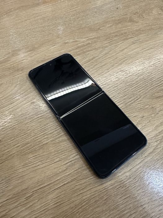 Продавам Samsung Z Flip 3 в отлично състояние.
