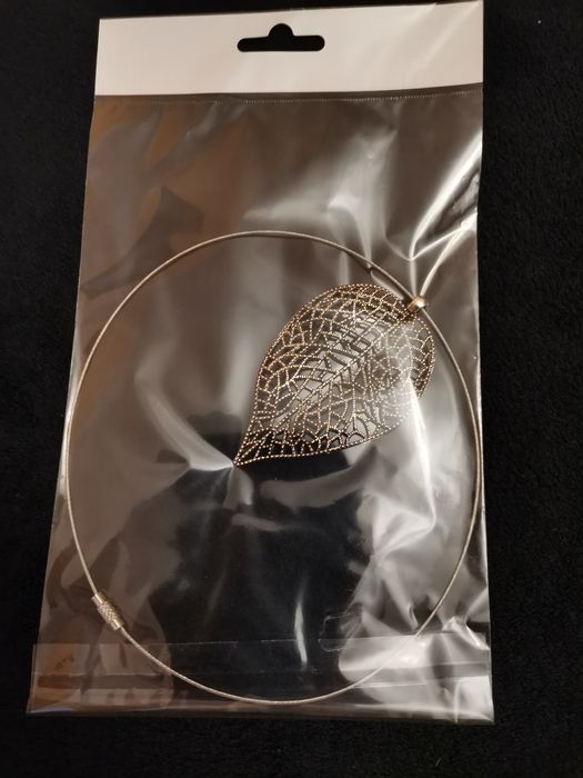 Колие, което представлява листо