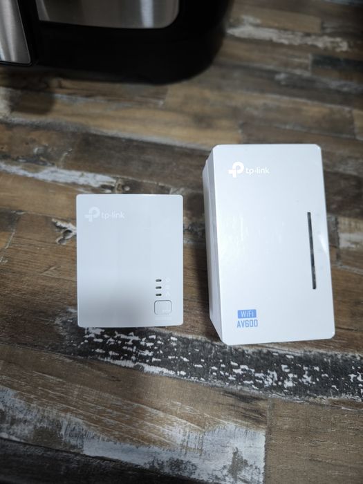 Două kituri TP - link AV600 Powerline Wi-Fi Extender