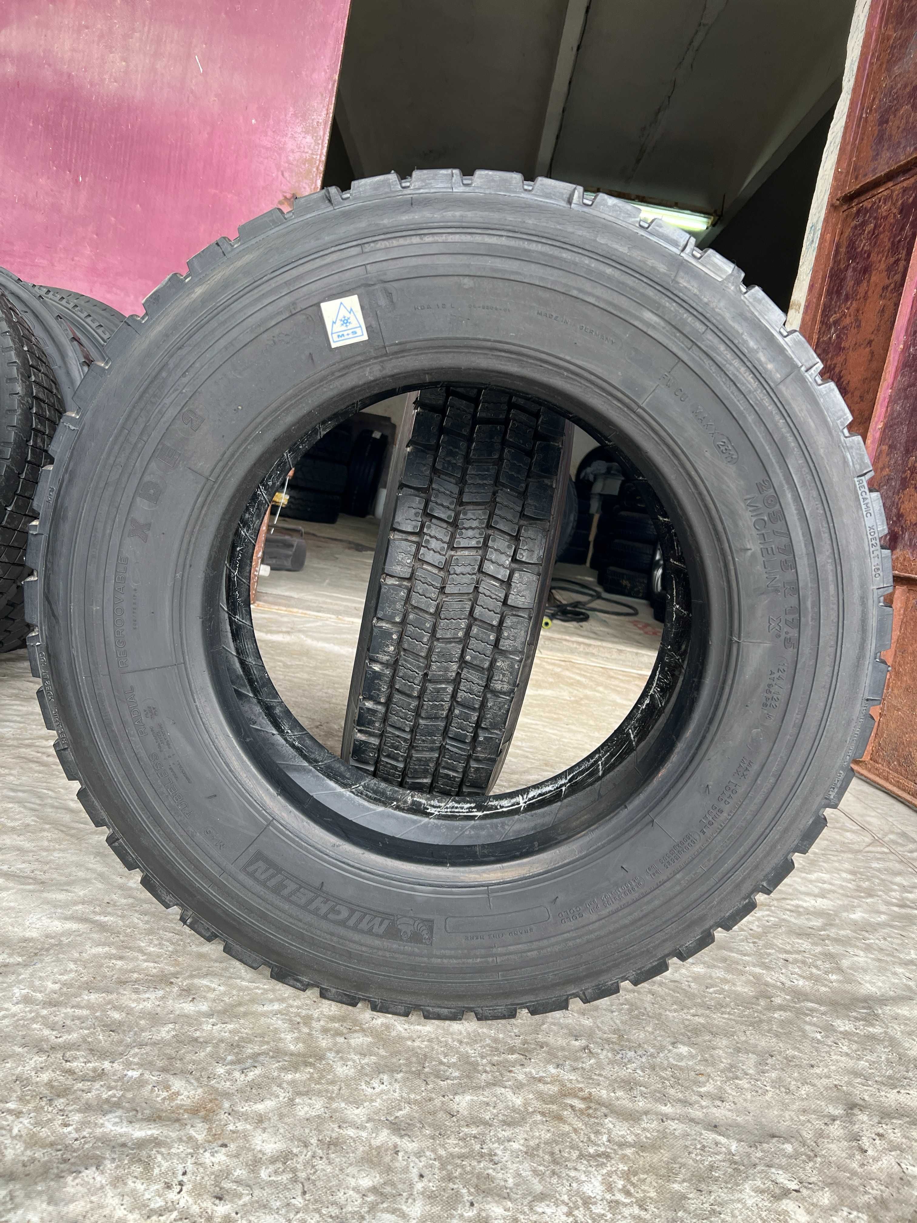 2 товарни гуми НОВ-Регенерат 205/75R17.5 Michelin Recamic 124/122M M+S