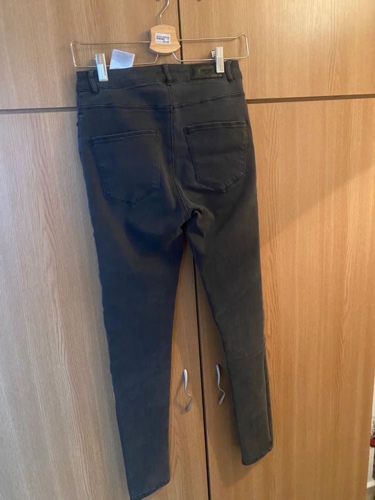 Blugi elastici Vero Moda, marime XS/34, culoare gri/antracit.