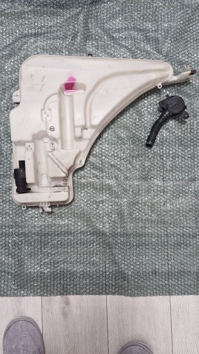 Vas lichid de parbriz+pompa BMW f30