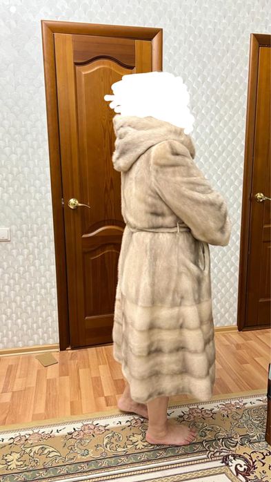 Продаётся цельная норковая шуба .