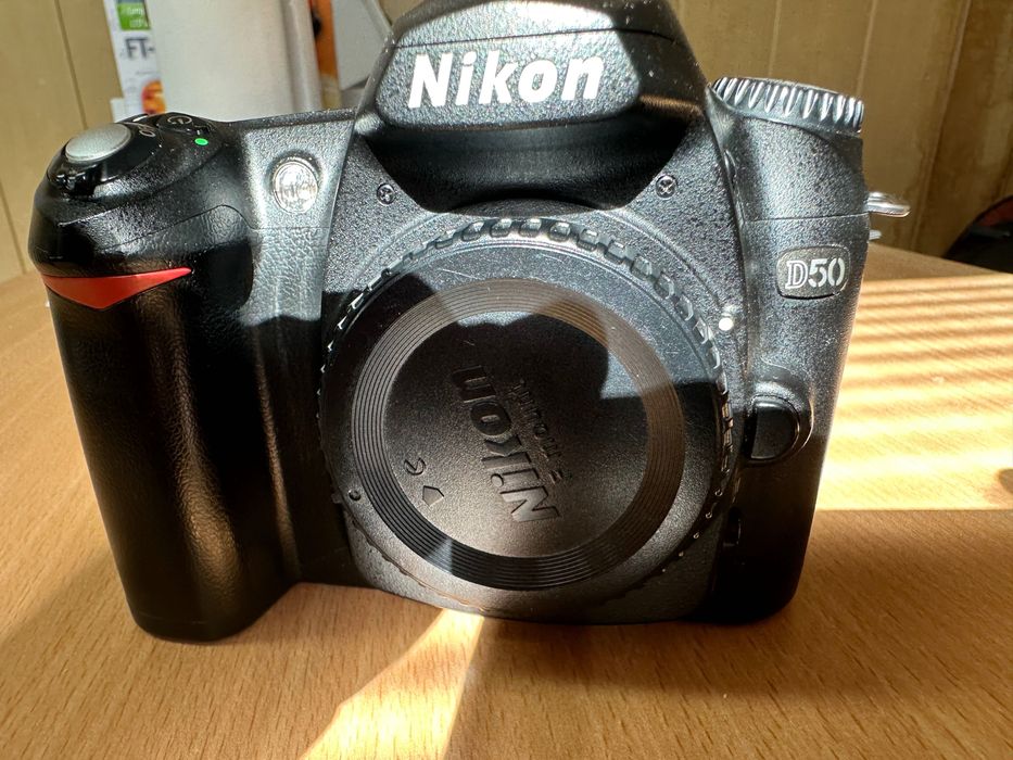 Vând cameră foto body Nikon D50