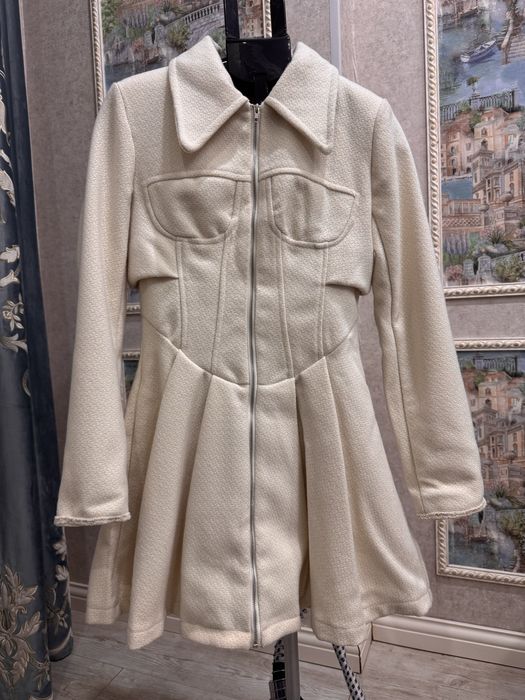 Тёплое платье молочного цвета, размер S — от известного бренда