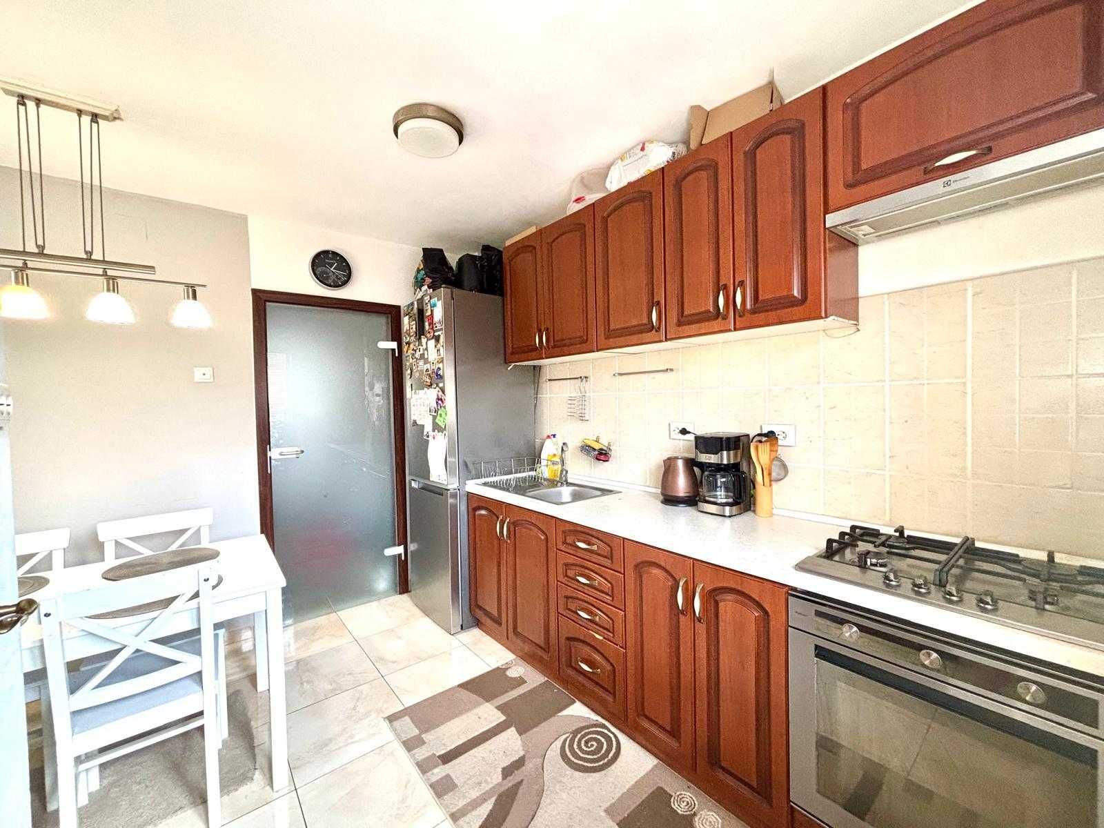 Vand apartament cu 3 camere decomandat, mobilat in zona Shopping City