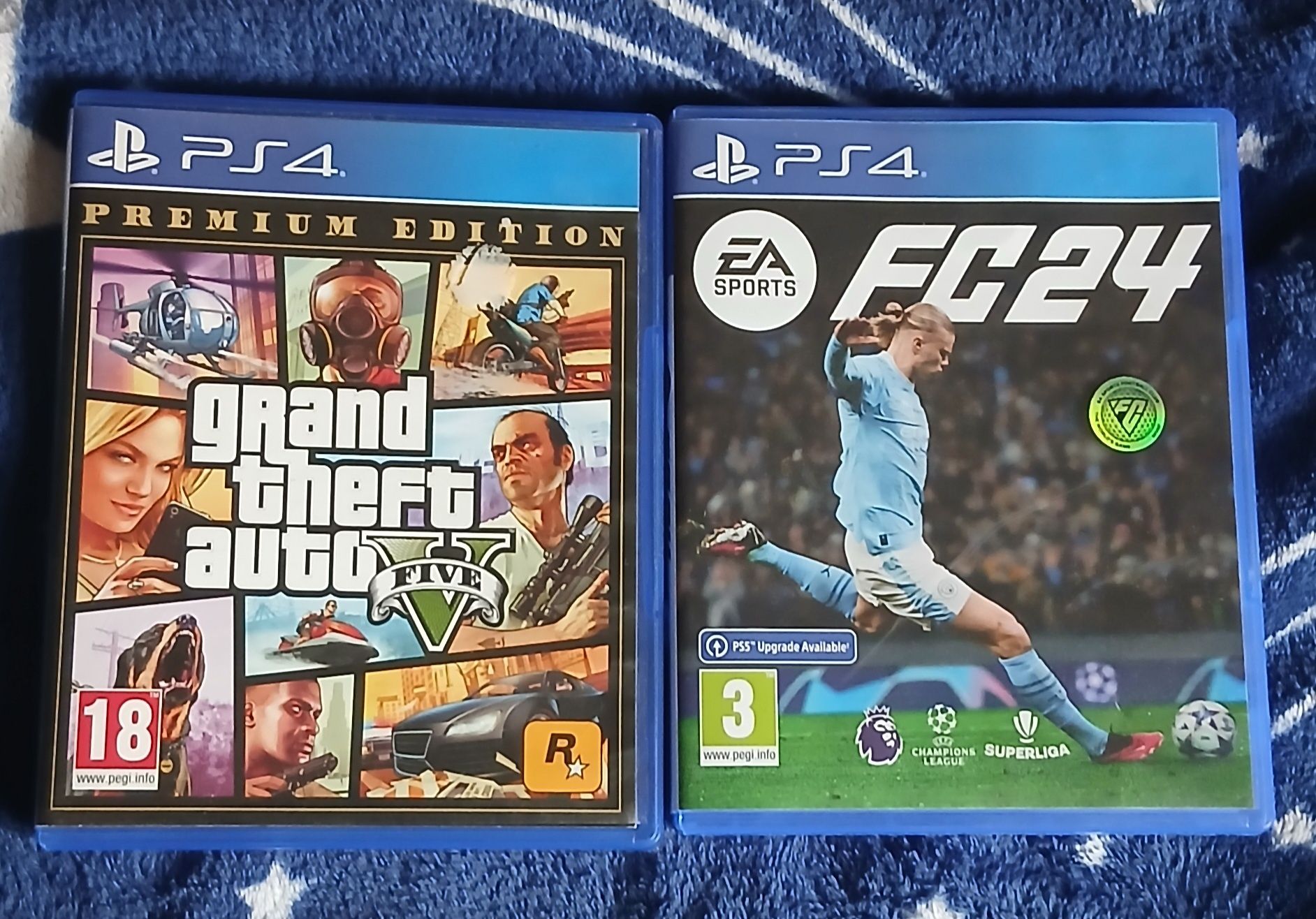 Vând PS4 două manete