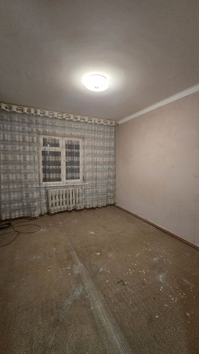 Срочно 2 хонали квартира Сотилади