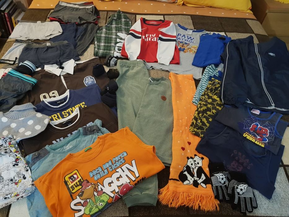 Lot haine baieti,9-11 ani: bluze H&M,pijamale,fâș ploaie,fular,manusi