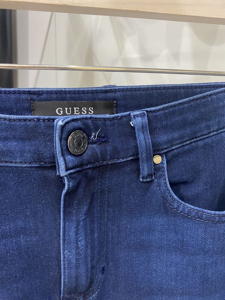 Дамски дънки на марката Guess