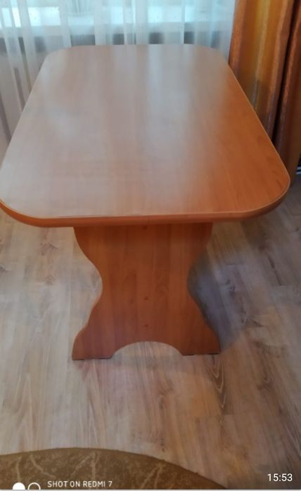 Стол обеденный коричневого цвета