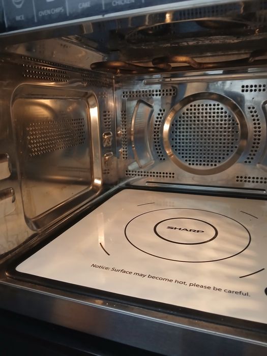 Vând cuptor cu microunde Sharp